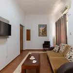 Center * تيرانا