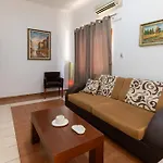 Center * تيرانا